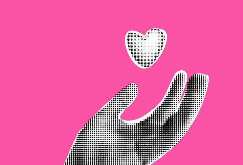 Hand auf pinkem Hintergrund hält Herz als Nutzenversprechen an den Kunden
